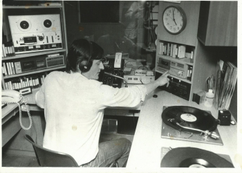 El primer director de Llagostera Ràdio, Joan Carles Buhigas, als antics estudis de l'emissora l'any 1984 El primer director de Llagostera Ràdio, Joan Carles Buhigas, als antics estudis de l'emissora l'any 1984